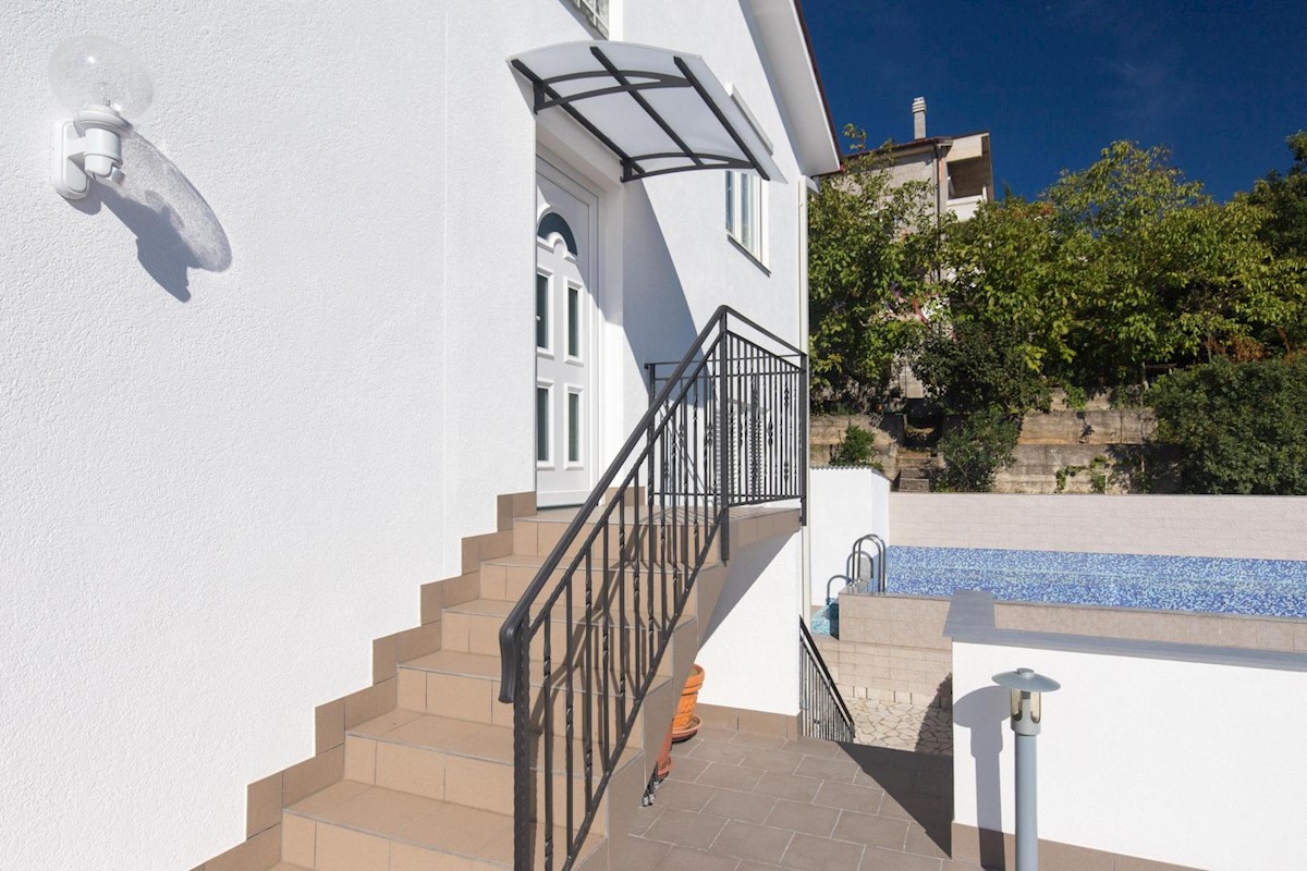Hiša s 6 apartmaji in bazenom, Crikvenica