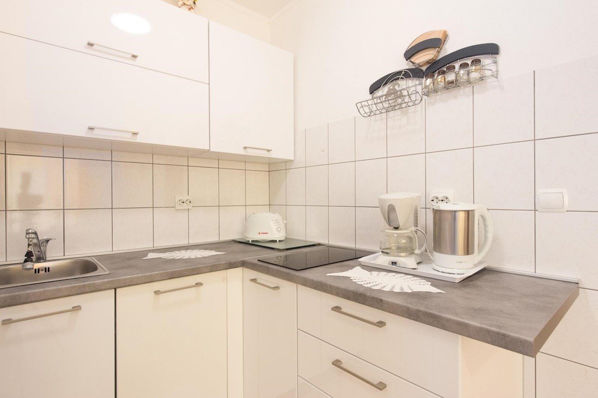 Hiša s 6 apartmaji in bazenom, Crikvenica