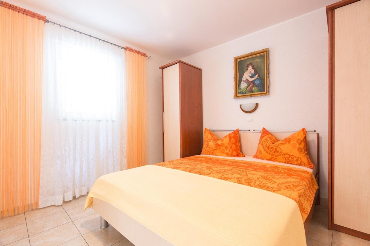 Hiša s 6 apartmaji in bazenom, Crikvenica