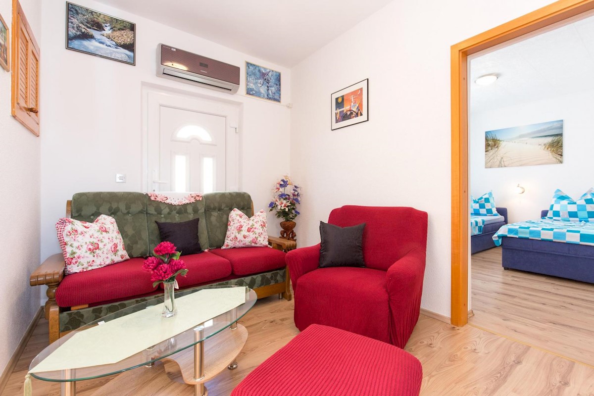 Hiša s 6 apartmaji in bazenom, Crikvenica