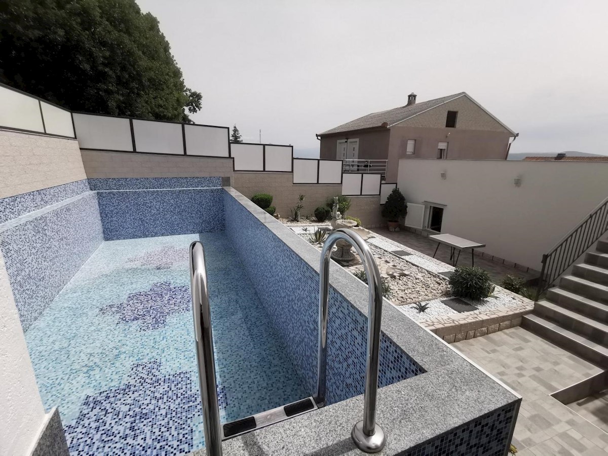 Hiša s 6 apartmaji in bazenom, Crikvenica
