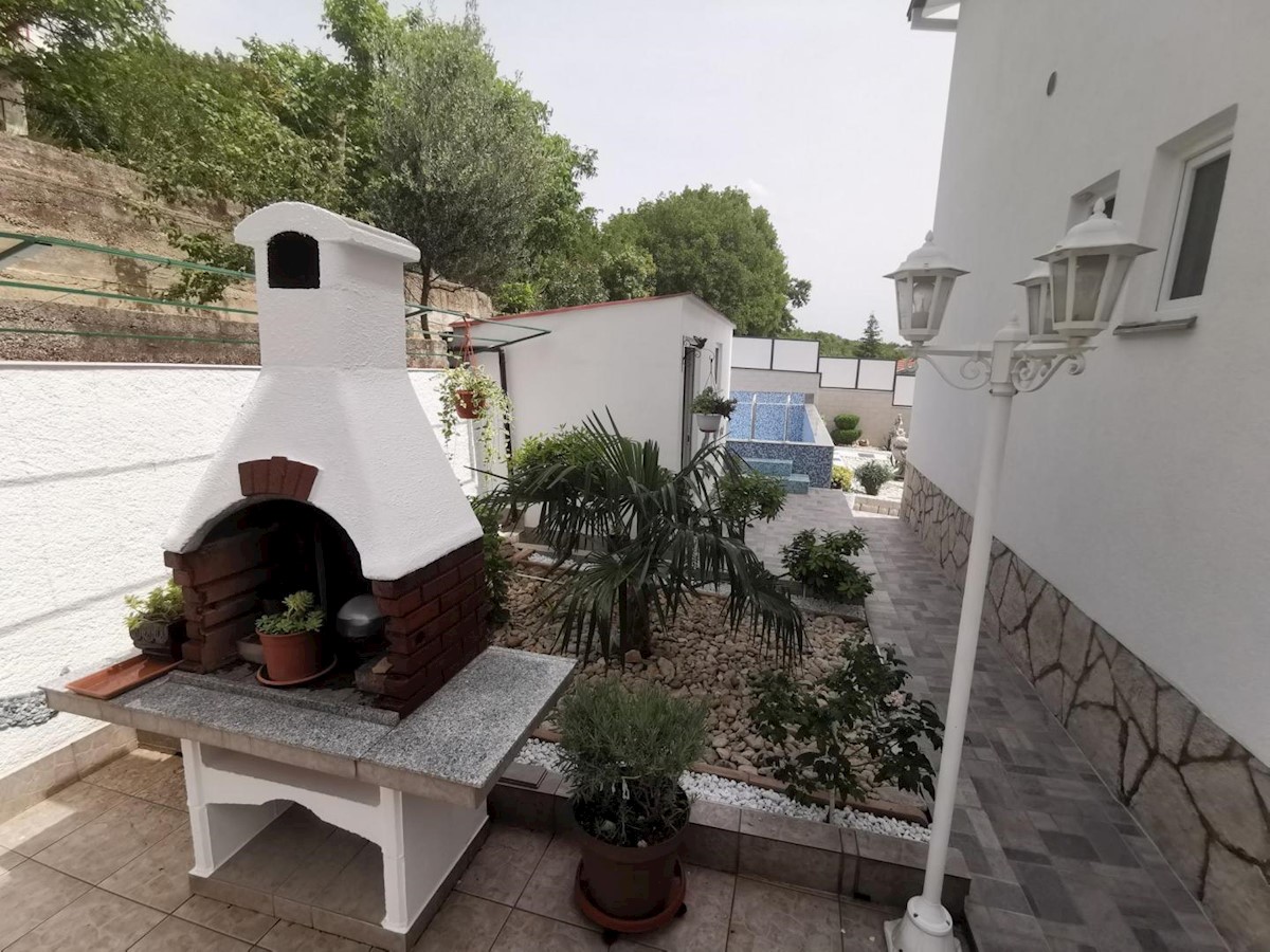 Hiša s 6 apartmaji in bazenom, Crikvenica