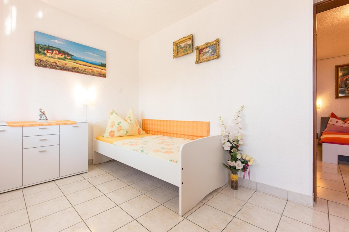 Hiša s 6 apartmaji in bazenom, Crikvenica
