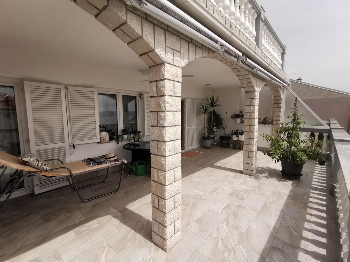 Hiša s 6 apartmaji in bazenom, Crikvenica