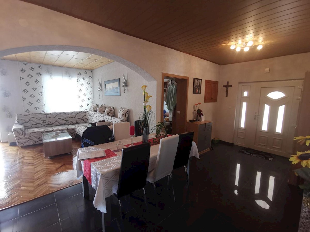 Hiša s 6 apartmaji in bazenom, Crikvenica