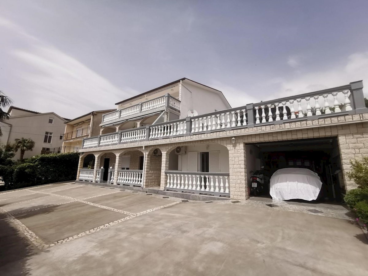 Hiša s 6 apartmaji in bazenom, Crikvenica