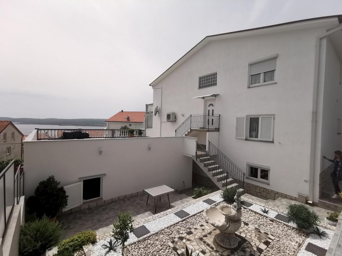 Hiša s 6 apartmaji in bazenom, Crikvenica
