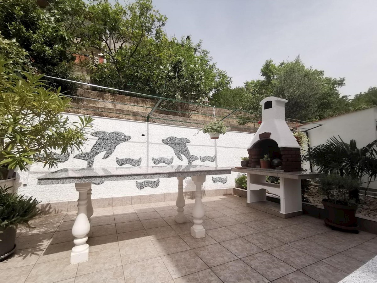 Hiša s 6 apartmaji in bazenom, Crikvenica