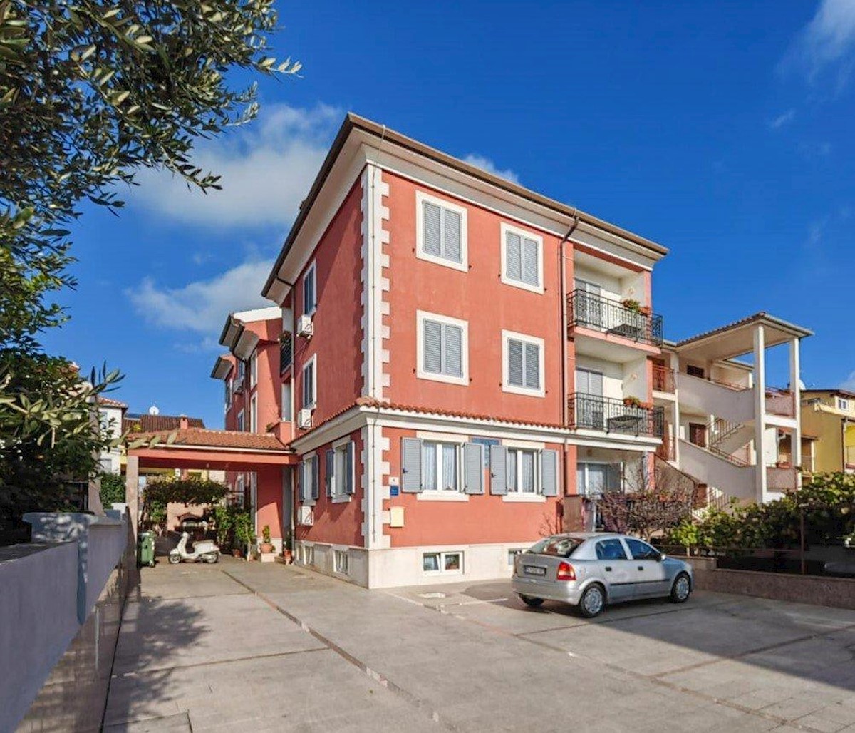 Stambena zgrada s 14 stanova - Rovinj - 988m2 (+264m2)