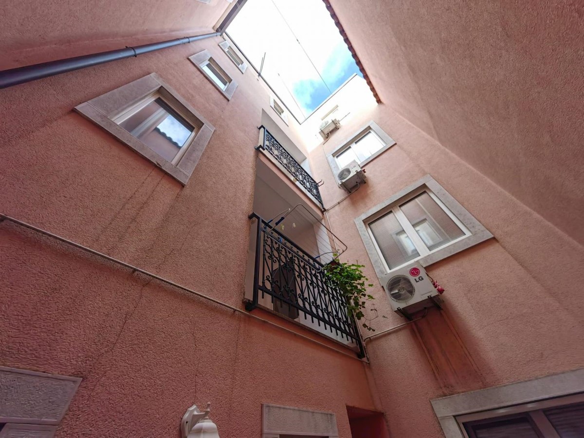 Stambena zgrada s 14 stanova - Rovinj - 988m2 (+264m2)