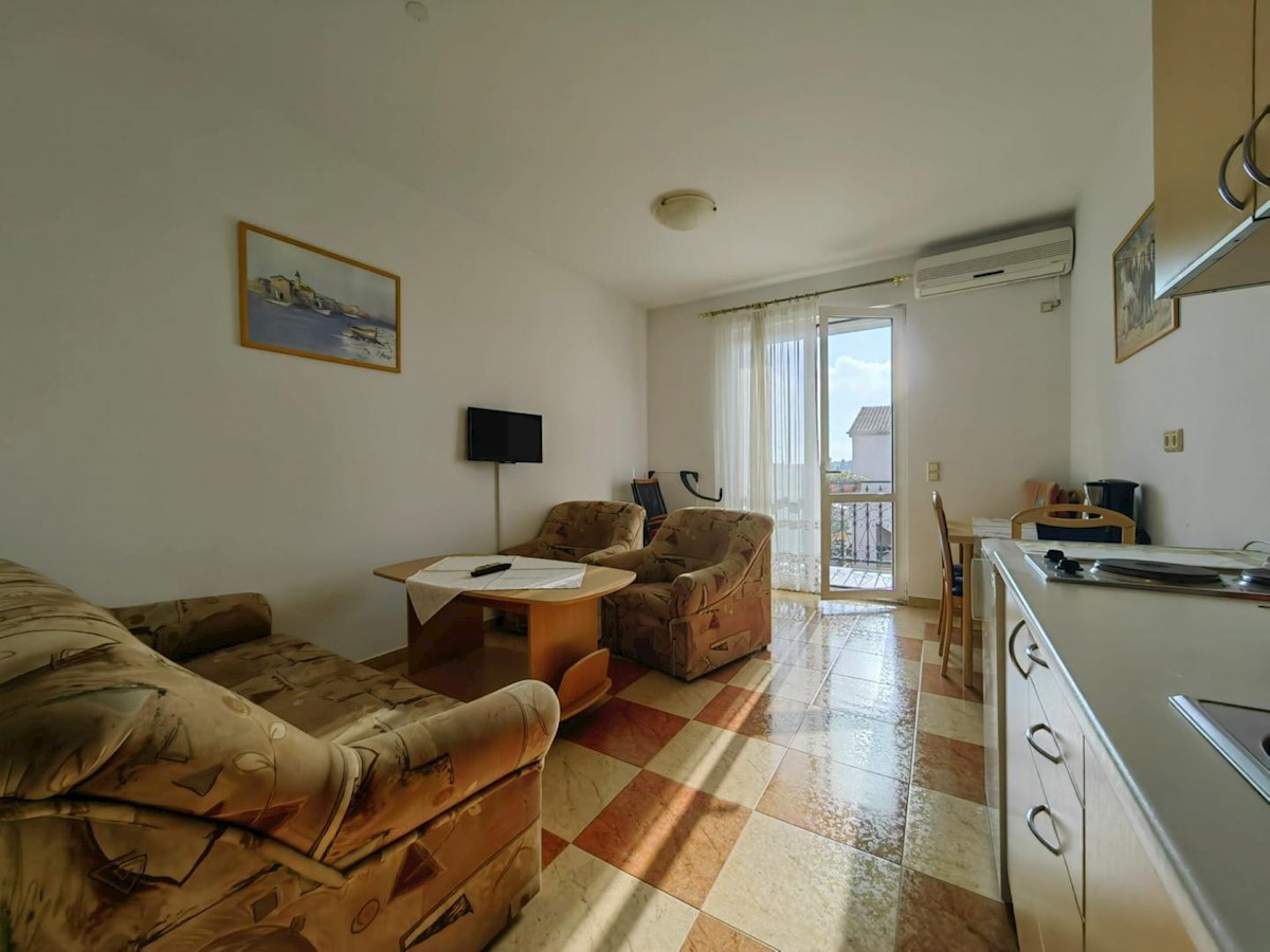 Stambena zgrada s 14 stanova - Rovinj - 988m2 (+264m2)