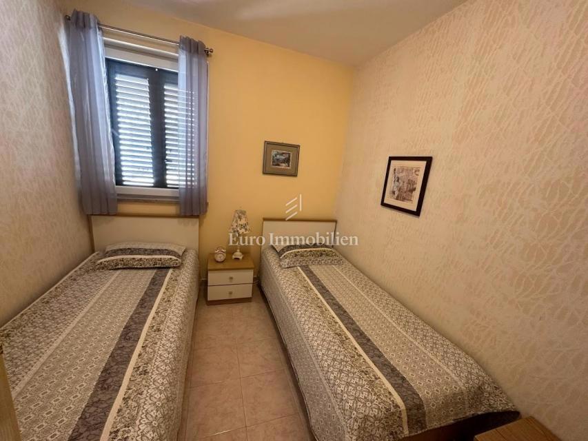Luksuzna hiša z več stanovanjskimi enotami in panoramskim pogledom na morje