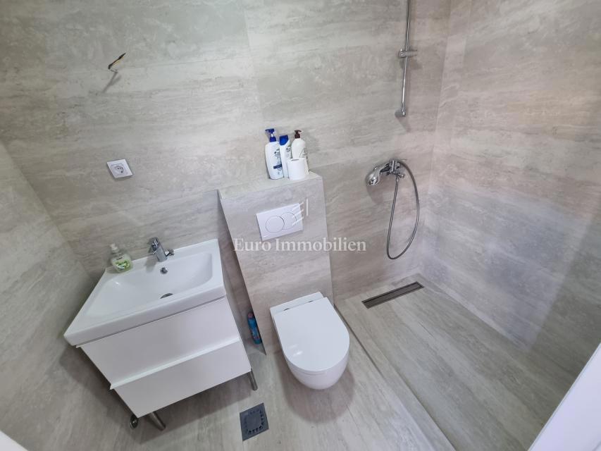 Poreč - Dvojček z 200 m2 vrta, 1,5 km od morja