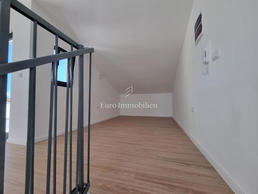 Poreč - Dvojček z 200 m2 vrta, 1,5 km od morja