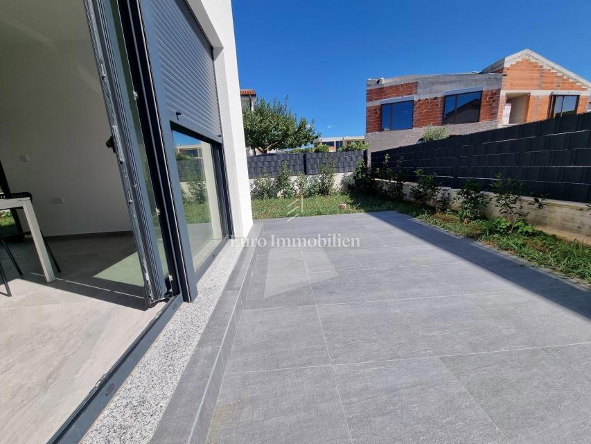 Poreč - Dvojček z 200 m2 vrta, 1,5 km od morja