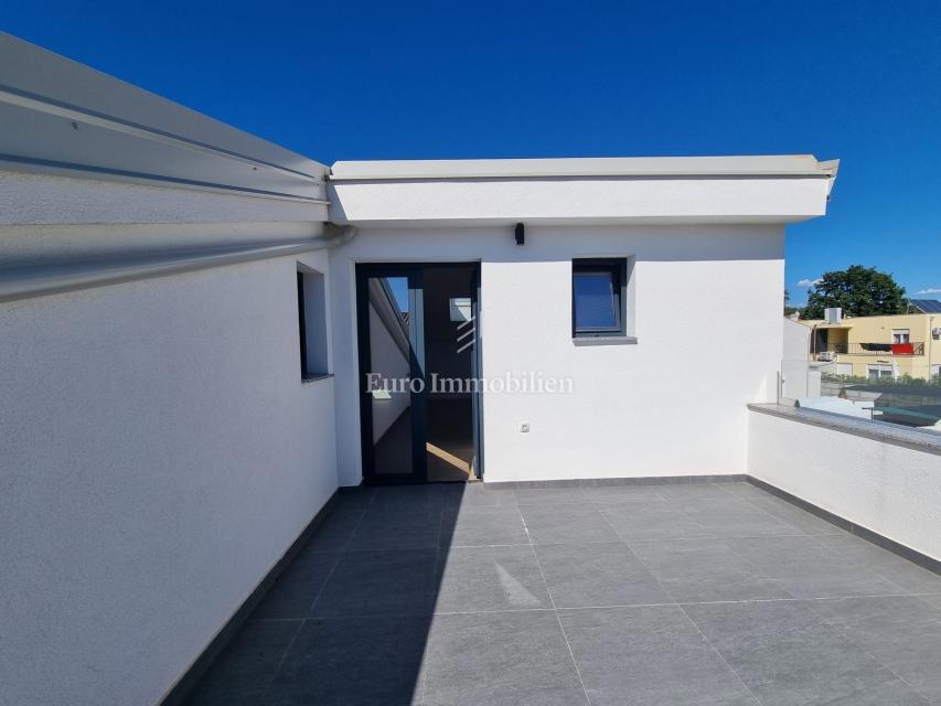 Poreč - Dvojček z 200 m2 vrta, 1,5 km od morja