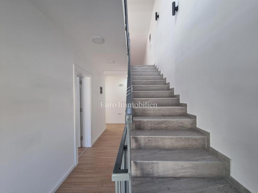 Poreč - Dvojček z 200 m2 vrta, 1,5 km od morja