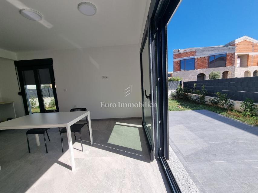 Poreč - Dvojček z 200 m2 vrta, 1,5 km od morja