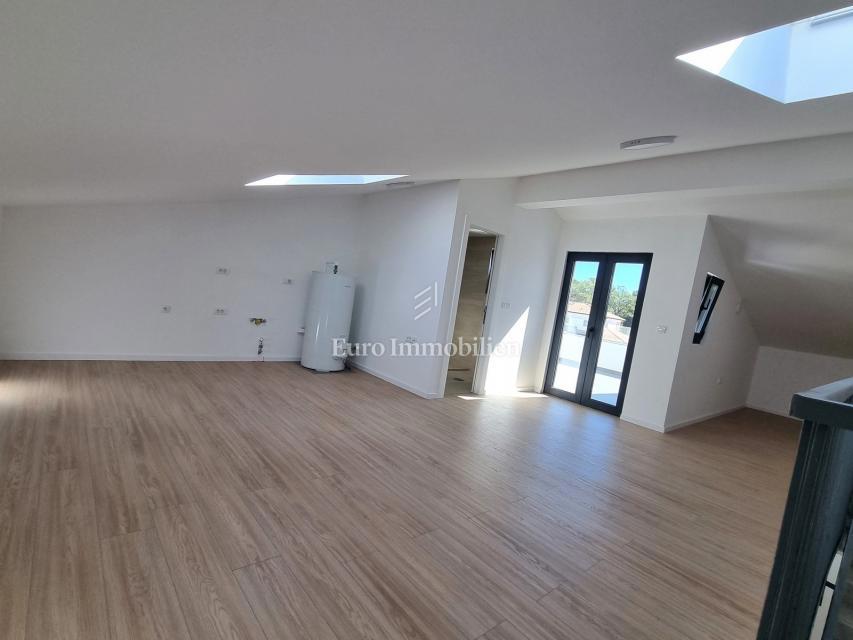 Poreč - Dvojček z 200 m2 vrta, 1,5 km od morja