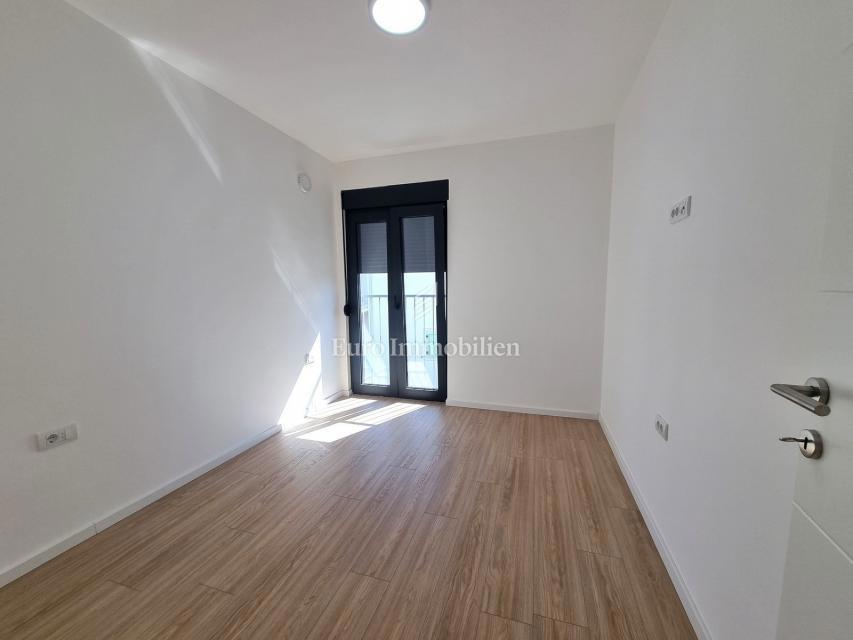 Poreč - Dvojček z 200 m2 vrta, 1,5 km od morja