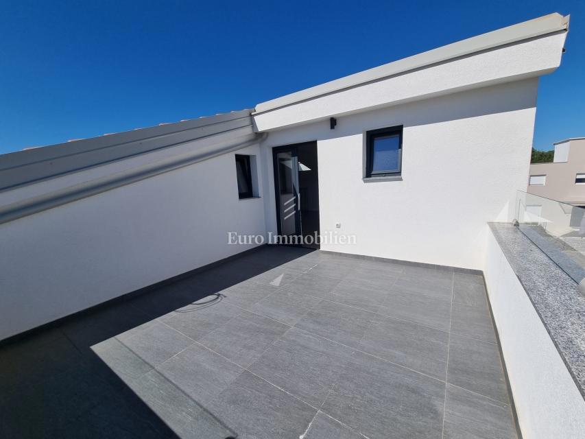 Poreč - Dvojček z 200 m2 vrta, 1,5 km od morja