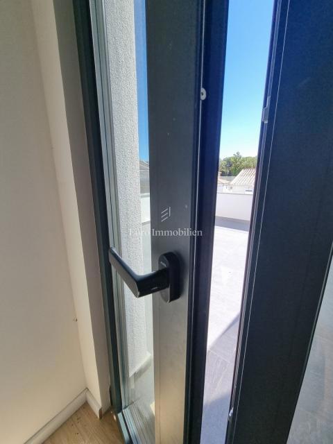 Poreč - Dvojček z 200 m2 vrta, 1,5 km od morja