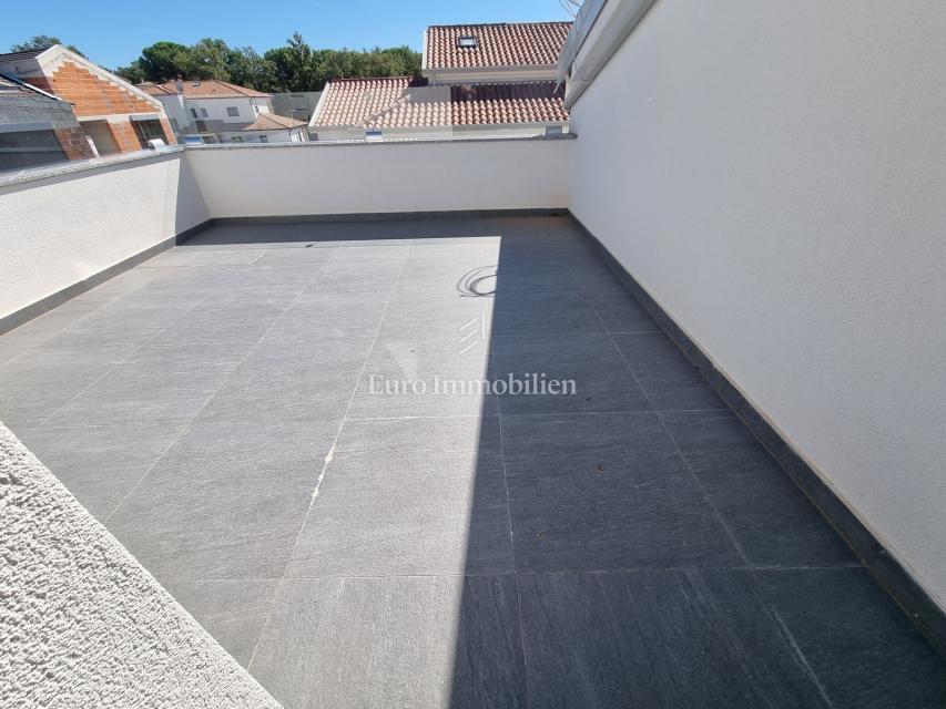 Poreč - Dvojček z 200 m2 vrta, 1,5 km od morja