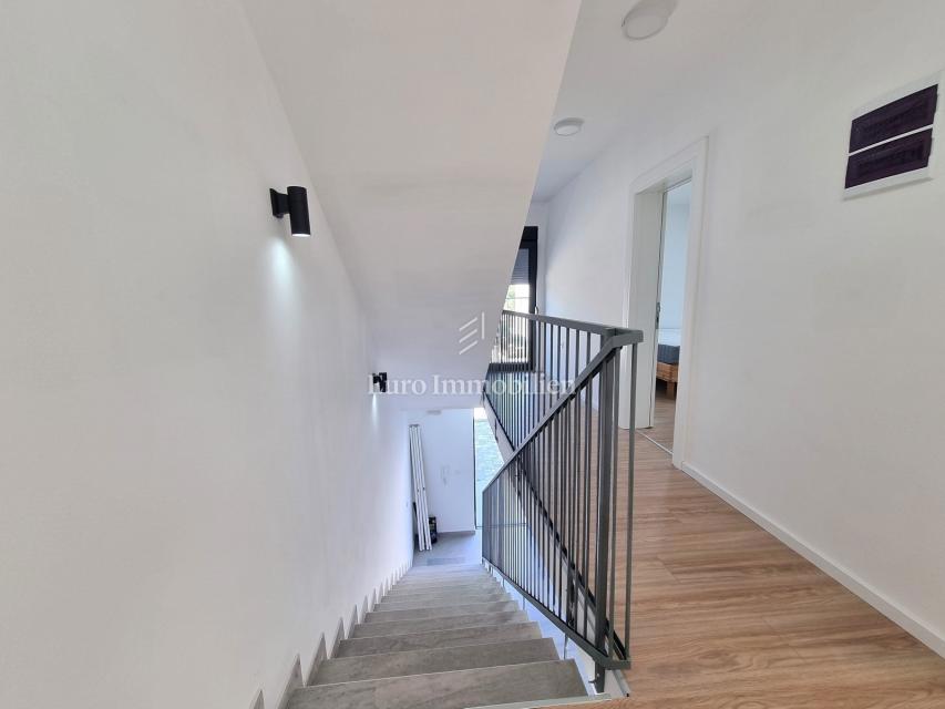 Poreč - Dvojček z 200 m2 vrta, 1,5 km od morja