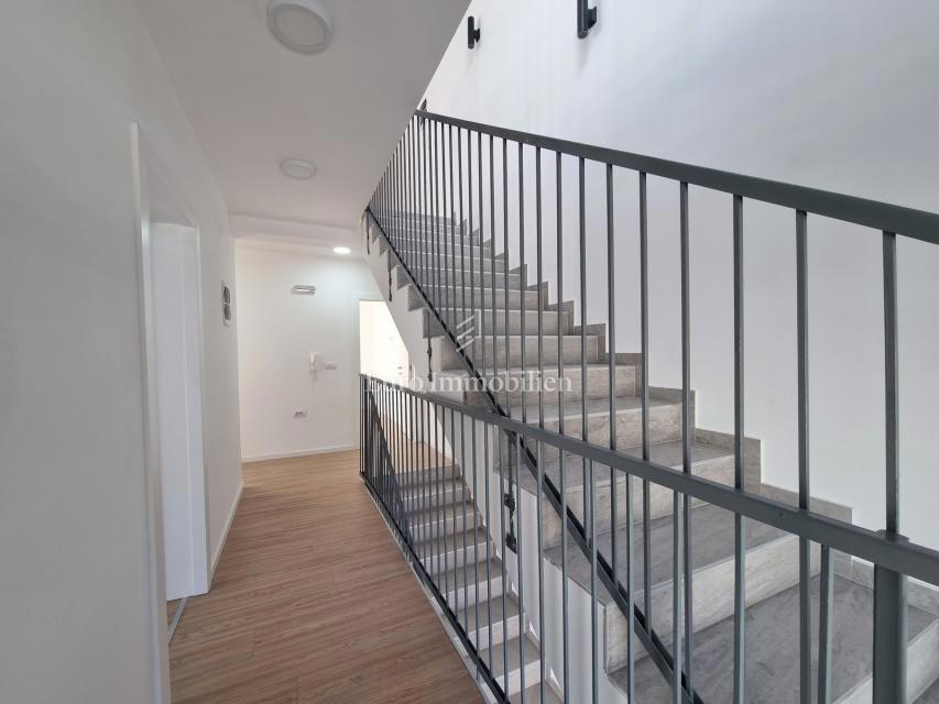 Poreč - Dvojček z 200 m2 vrta, 1,5 km od morja