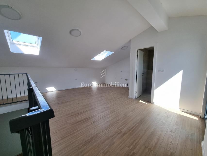 Poreč - Dvojček z 200 m2 vrta, 1,5 km od morja