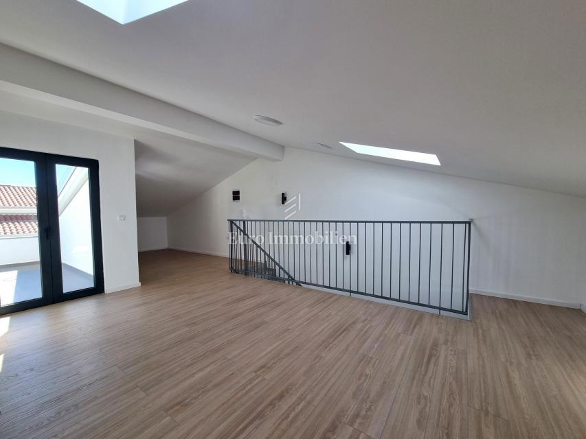 Poreč - Dvojček z 200 m2 vrta, 1,5 km od morja