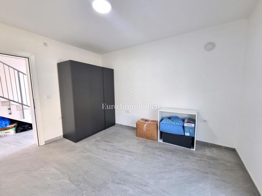 Poreč - Dvojček z 200 m2 vrta, 1,5 km od morja