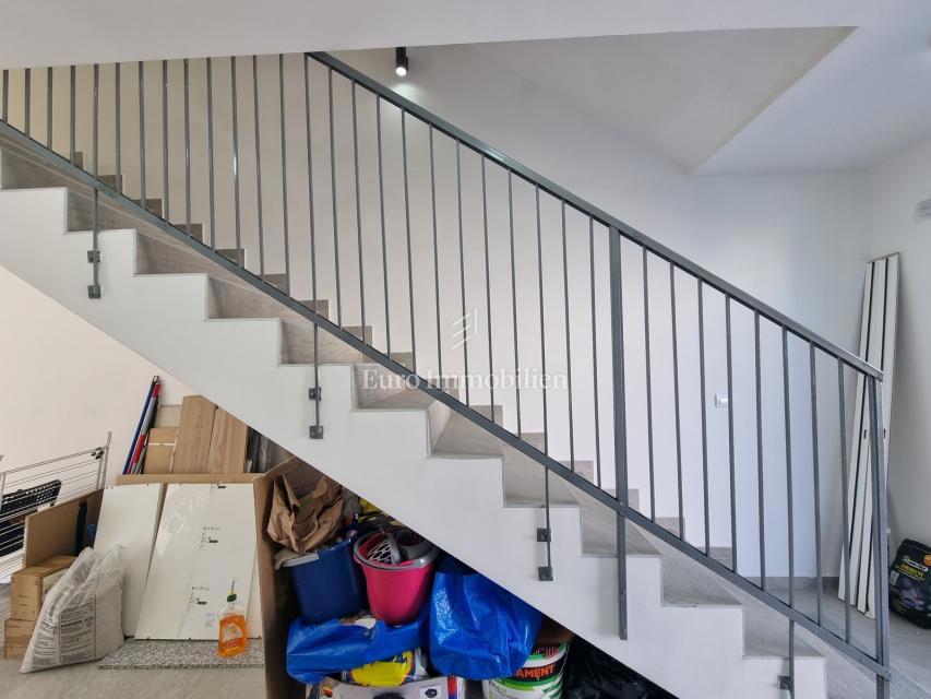 Poreč - Dvojček z 200 m2 vrta, 1,5 km od morja