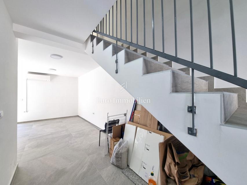 Poreč - Dvojček z 200 m2 vrta, 1,5 km od morja