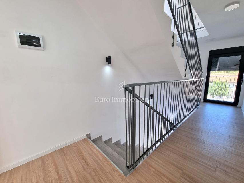 Poreč - Dvojček z 200 m2 vrta, 1,5 km od morja