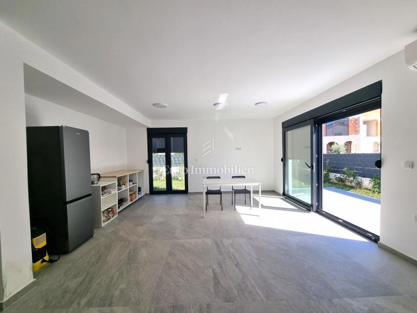 Poreč - Dvojček z 200 m2 vrta, 1,5 km od morja