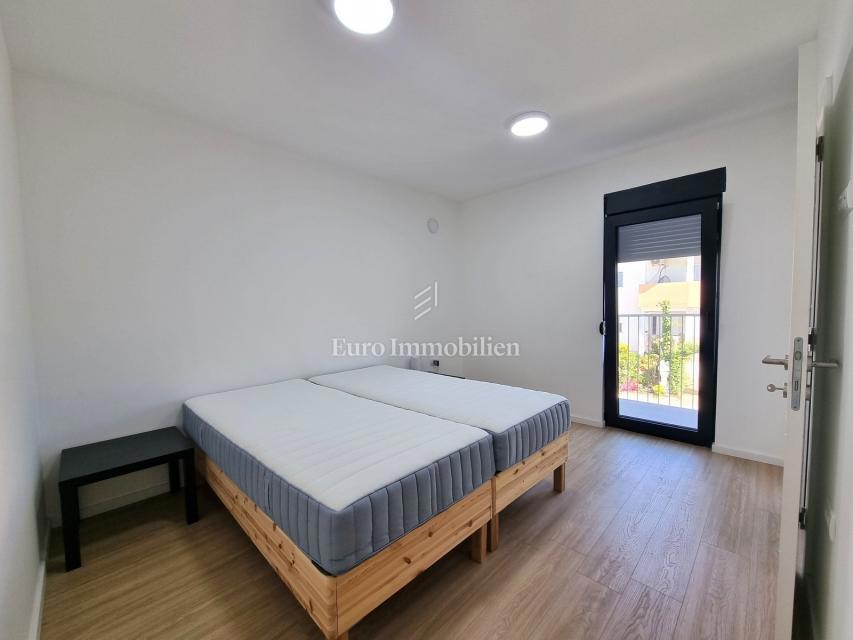 Poreč - Dvojček z 200 m2 vrta, 1,5 km od morja