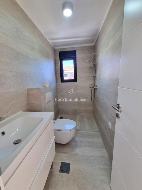 Poreč - Dvojček z 200 m2 vrta, 1,5 km od morja