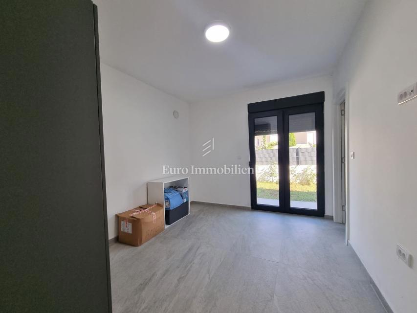 Poreč - Dvojček z 200 m2 vrta, 1,5 km od morja