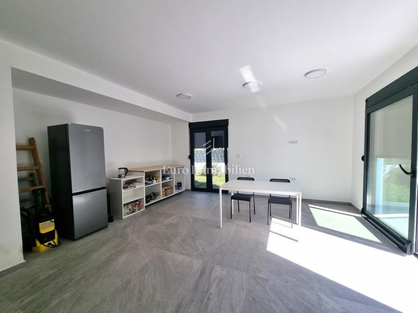 Poreč - Dvojček z 200 m2 vrta, 1,5 km od morja