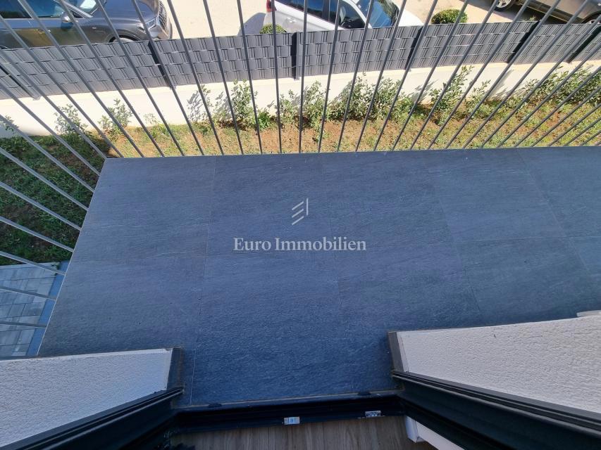 Poreč - Dvojček z 200 m2 vrta, 1,5 km od morja