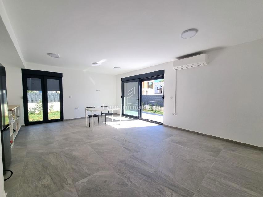 Poreč - Dvojček z 200 m2 vrta, 1,5 km od morja