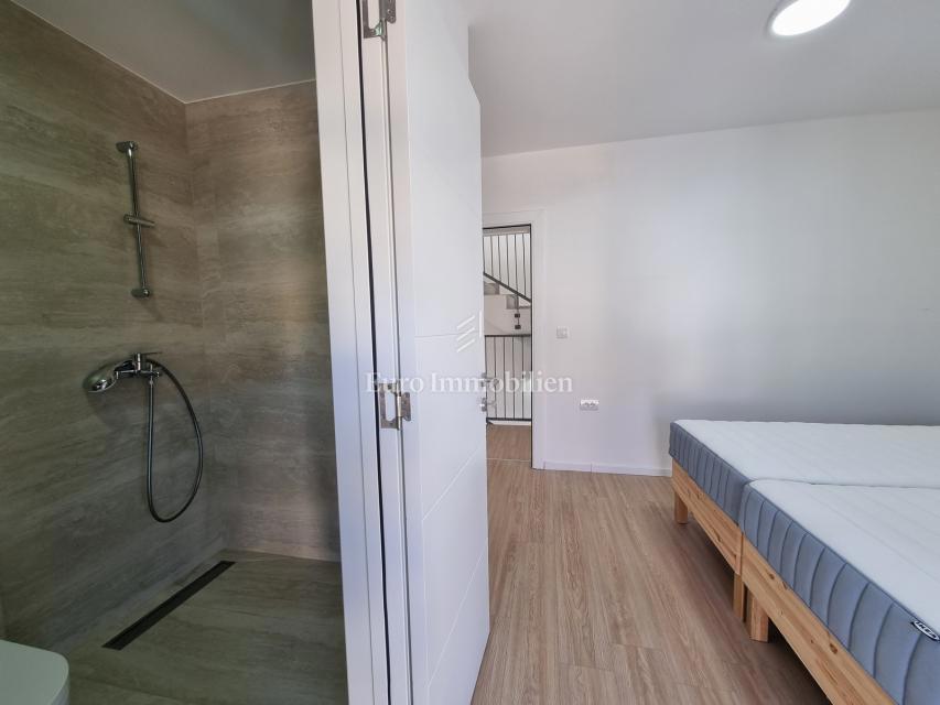 Poreč - Dvojček z 200 m2 vrta, 1,5 km od morja