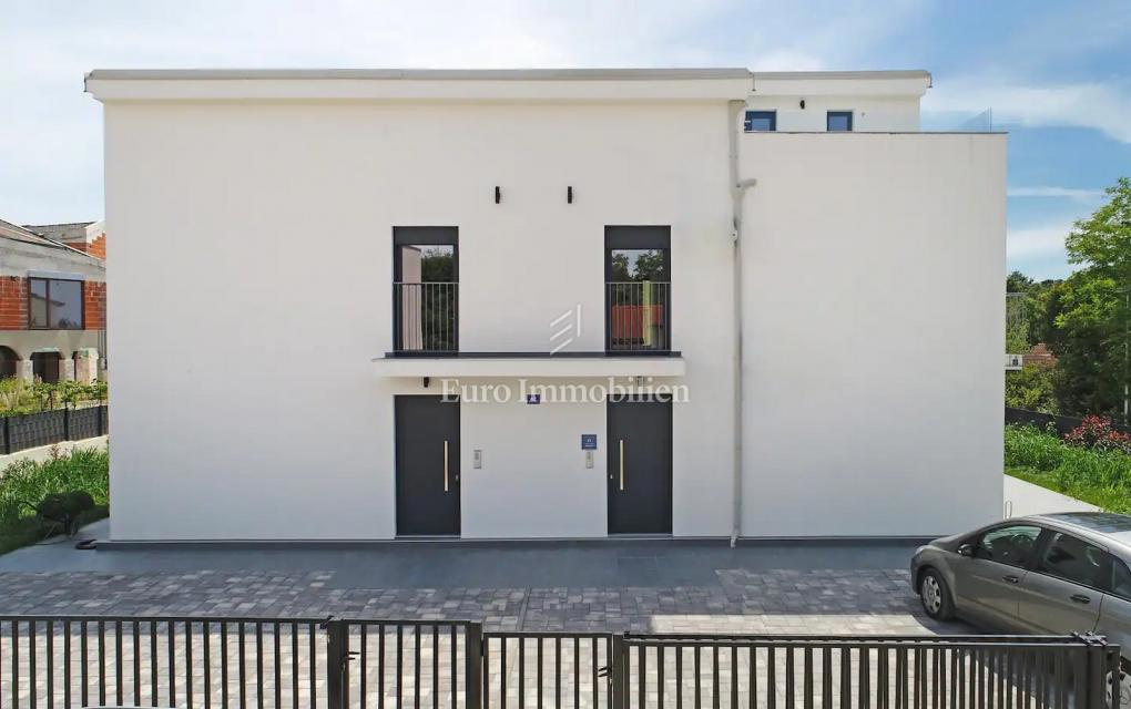 Poreč - Dvojček z 200 m2 vrta, 1,5 km od morja