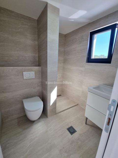 Poreč - Dvojček z 200 m2 vrta, 1,5 km od morja