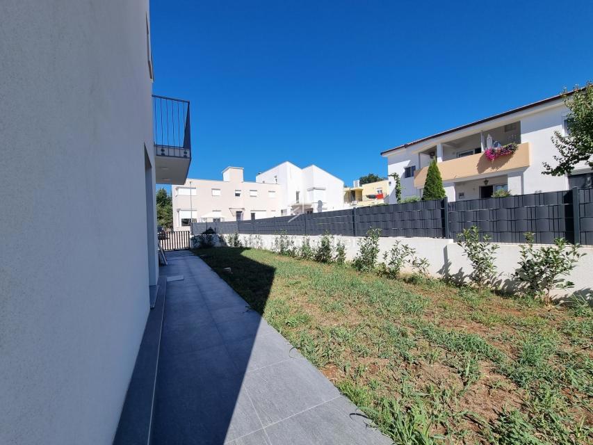 Poreč - Dvojček z 200 m2 vrta, 1,5 km od morja