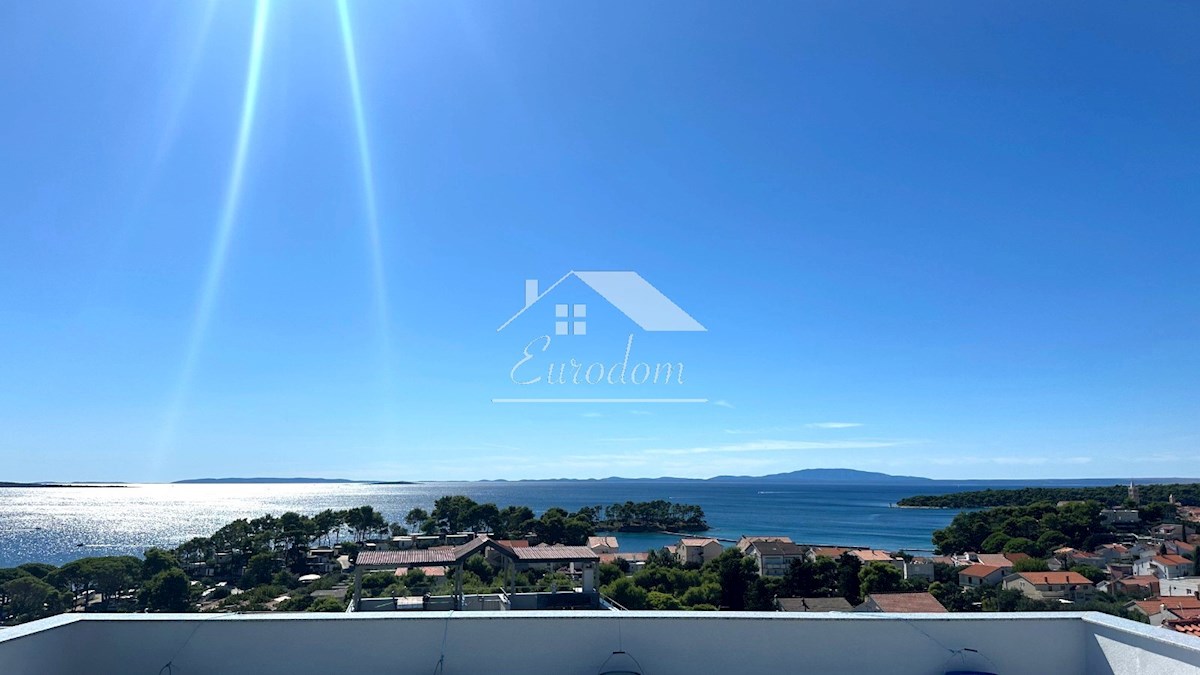 Penthouse na Rabu s sanjsko strešno teraso – Le 250 m od plaže