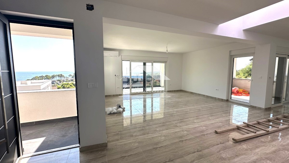 Penthouse na Rabu s sanjsko strešno teraso – Le 250 m od plaže