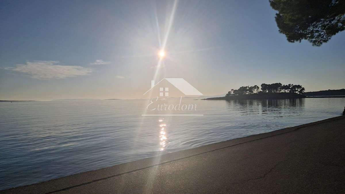 Penthouse na Rabu s sanjsko strešno teraso – Le 250 m od plaže