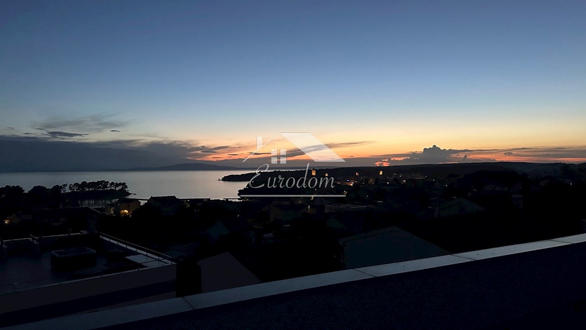 Penthouse na Rabu s sanjsko strešno teraso – Le 250 m od plaže